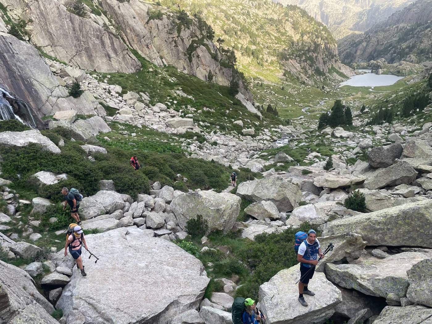 Descenso junto a una cascada con lago glaciar al fondo