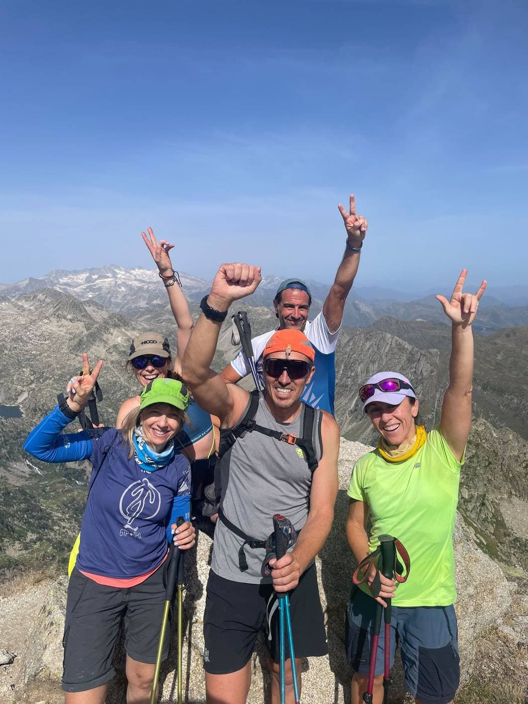 El equipo NEGOOCIO celebrando en la cima durante la travesía