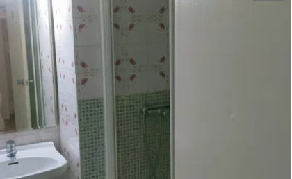 Baño con ducha y lavabo