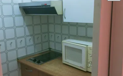 Cocina con vitrocerámica, extractor y microondas