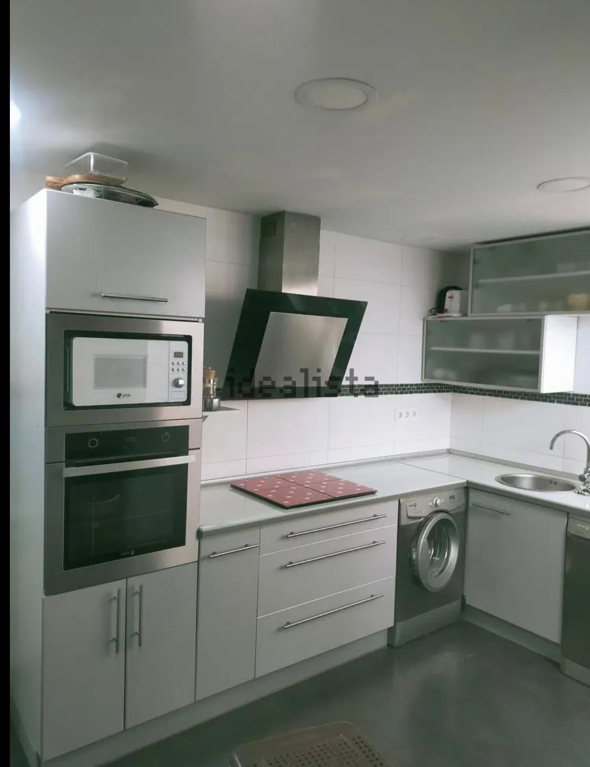 Cocina equipada con horno, microondas y lavadora